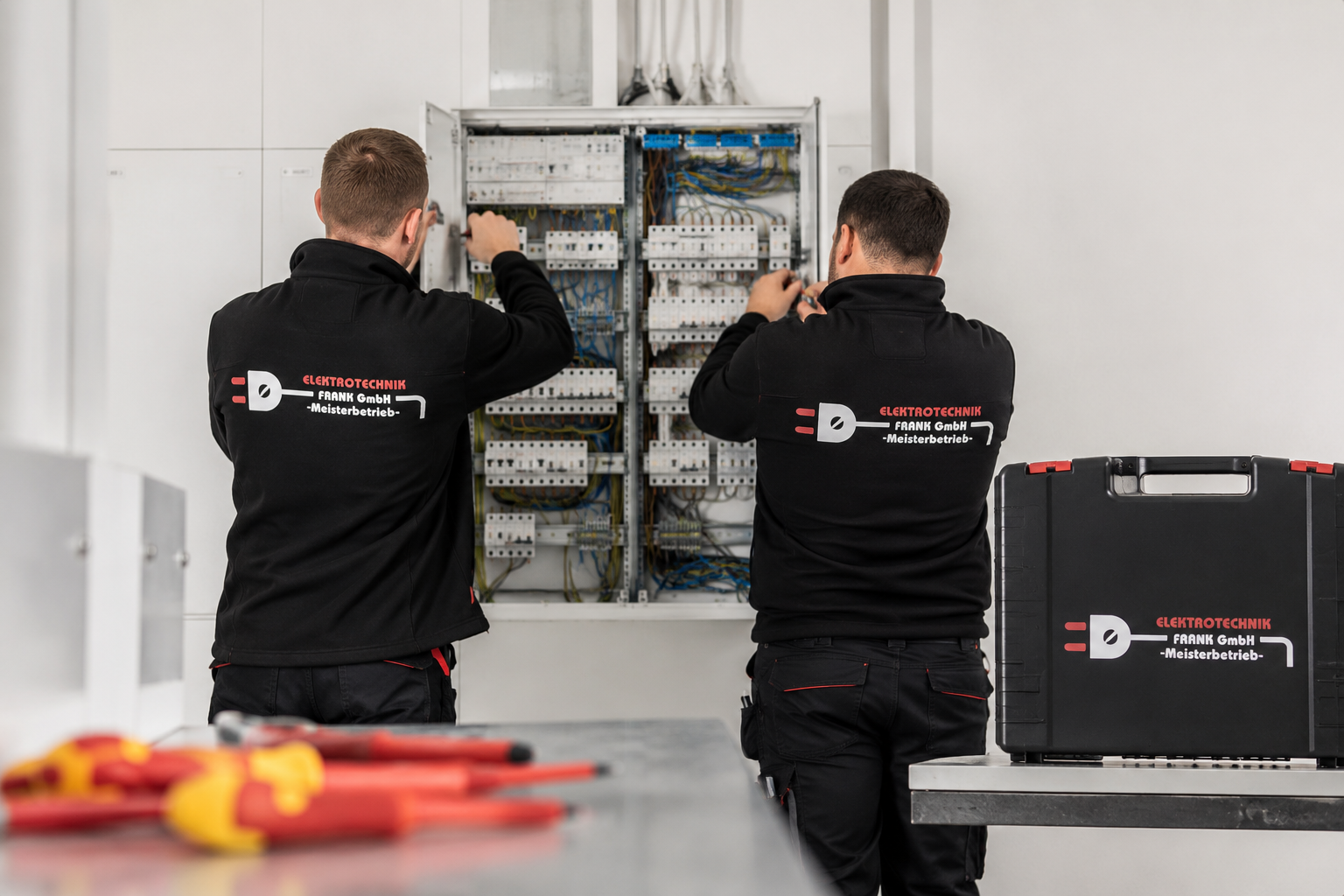 Zwei Mitarbeiter von Elektrotechnik Frank bei Arbeiten an einer Elektroverteilung